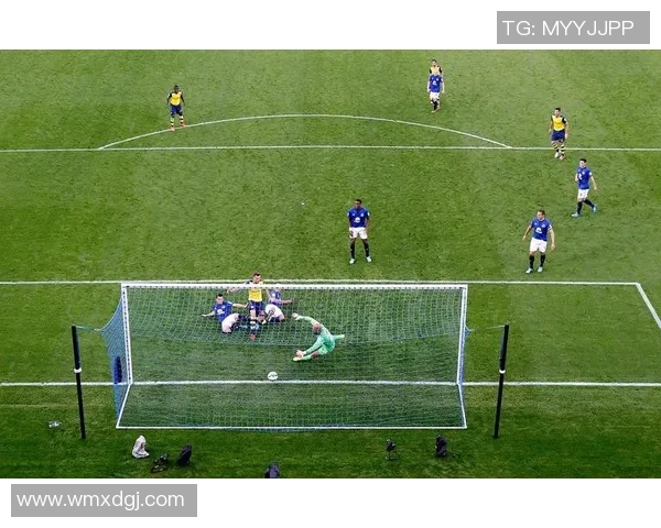 足球三件套解析：明星球员必备装备与球场表现的完美结合